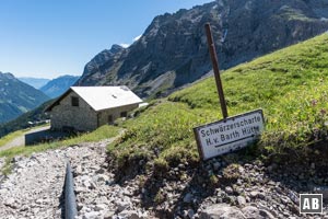 Rechts des Kaufbeurer Hauses setzen wir unseren Aufstieg fort - dem Wegweiser <q>Schwärzerscharte</q> nach