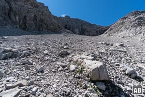 Mit einem Rechtsschwenk betreten wir den Schutthang zwischen der Gliegerkar- und der Bretterspitze