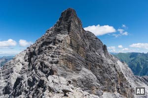 Rückblick oberhalb der Schwärzerscharte auf die steile Säule der Urbeleskarspitze