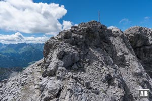 Unterhalb des Gipfels queren wir nach links hinaus auf einem Band... 