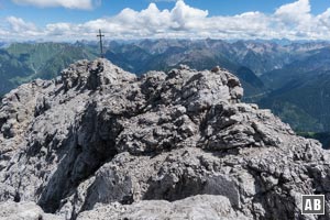 Rückblick auf den kreuzgeschmückten Vorgipfel der Bretterspitze