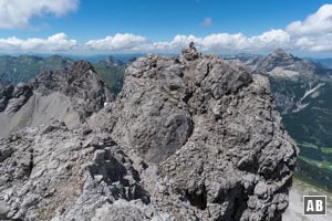 Der steinmannmarkierte Hauptgipfel lässt sich über eine kleine Scharte (kurze Stelle II) erklimmen