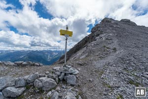 An der Schwärzerscharte öffnet sich die Sicht nach Süden über die Lechtaler Alpen. Erstaunlich einfach war der bisherige Anstieg. Jetzt wird es aber ernst. Nur noch 100 Höhenmeter - dafür mit einigen alpinen Überraschungen.