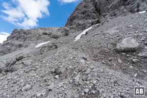 Die Geröll-Steigspur gabelt sich - die Bretterspitz-Route führt links hinauf