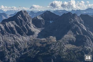 Die Umrahmung des Kaufbeurer Hauses. Von Links: Urbeleskarspitze, Bretterspitze, Gliegerkarspitze (gesehen vom Hochvogel)