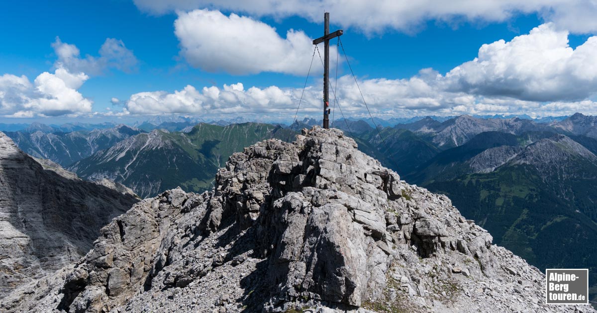 Gipfel der Bretterspitze vor den Lechtaler Alpen