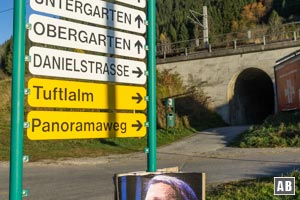 Von der Hauptstraße rechts unter den Bahnschinen durch den Tunnel...