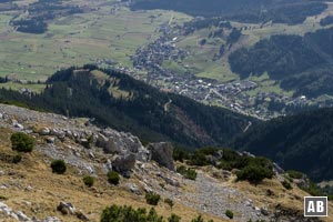 Tiefblick auf Lermoos - ganz links ist noch die Tuftlalm zu erkennen