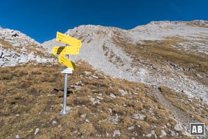 Am Wegweiser <q>Hebertaljoch - Ehrwald</q> rechts vorbei...