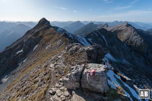 Blick vom Gipfel des Daniel über den Grat zur Upsspitze