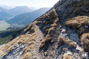 Für den Abstieg wandern wir am Grat zurück zur tiefsten Stelle - folgen dann den Spuren nach links