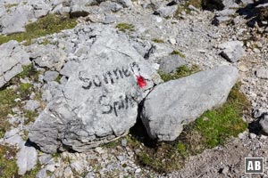 Nach der Coburger Hütte zeigt uns ein steiniger Wegweiser den richtigen Weg