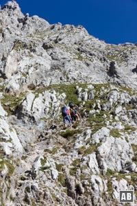 Eine schrofige Passage bringt uns zum Einstieg in die Felsroute