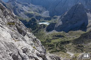 Rückblick aus der Südflanke auf den Drachensee, die Coburger Hütte (kaum zu erkennen) und den Vorderen Drachenkopf (rechts)