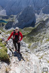 Der Autor in der Südflanke der Ehrwalder Sonnenspitze. Im Hintergrund der Vorderen Drachenkopf