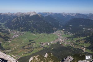 Tiefblick vom Nordgipfel auf Ehrwald