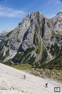 Blick aus dem Geröllfeld auf den Vorderen Tajakopf