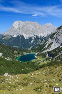 Prominente Nachbarschaft: die Zugspitze hinter dem Seebensee