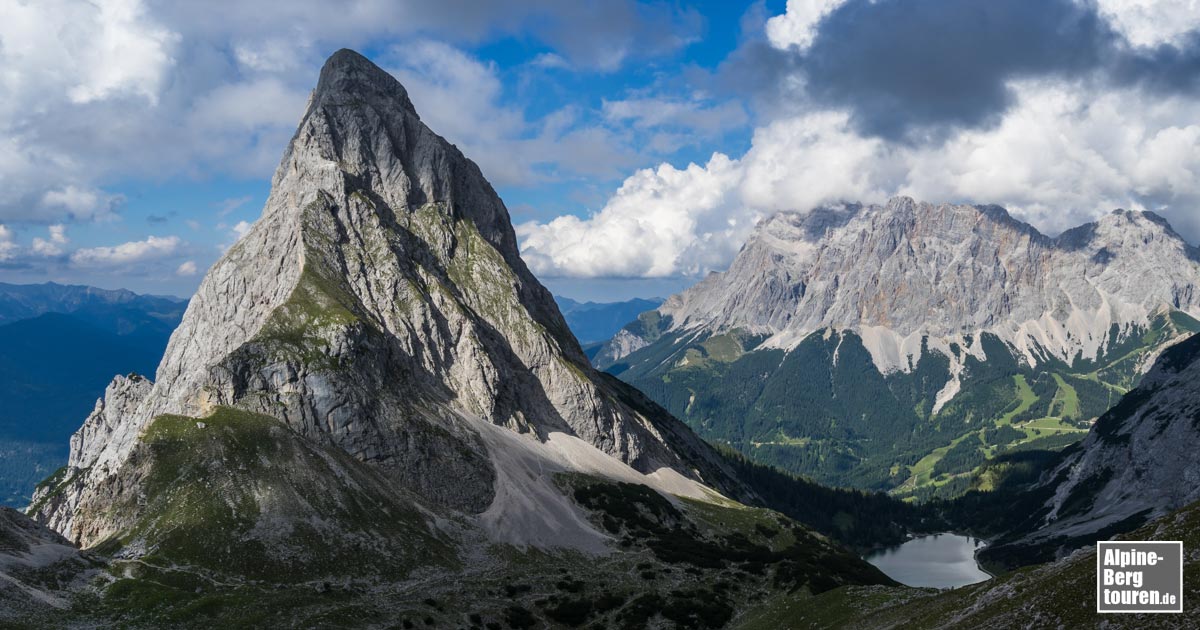 Die Ehrwalder Sonnenspitze - gesehen von Süden. Über diese Seite findet der Anstieg zum Gipfel statt.