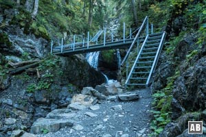 Über eine Brücke zur andere Seite des Wasserlauf wechseln