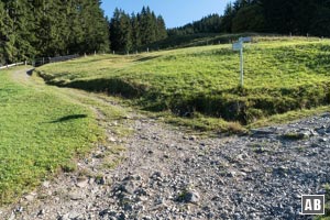 Hinter der Gaststätte verzweigt sich der Wanderweg. Für den Aufstieg via Nordgrat wird der linke Anschluss gewählt.