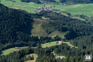 Rückblick aus dem Nordgrat auf den Gasthof Gaisalpe (unten rechts)