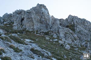 Den Gipfelfelsen an seinem Sockel nach rechts queren