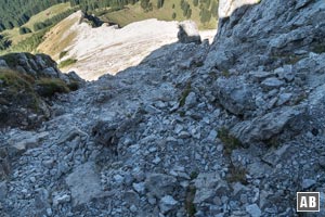 Die Rinne ist mit extrem vielen, losen Steinen geladen. Man muss höllisch aufpassen keinen Steinschlag auszulösen.