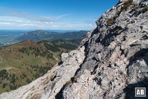 Oberhalb der Rinne etwas nach oben, dann linkshaltend auf einem Band zur Gratkante vorpreschen