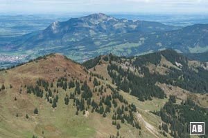 Aussicht vom Gipfel über die Sonnenköpfe hinweg zum Grünten