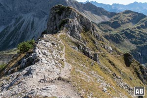 Zunächst hält sich der Pfad direkt an der Gratkante, dreht jedoch bald auf Grund felsiger Hindernisse in die Westflanke ein