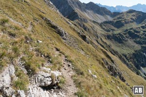 Die Westflanke erweist sich als sehr abschüssig. In diesem Teilabschnitt muss jeder Tritt sitzen.