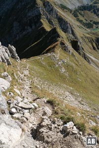 Unten wird in die augenscheinliche Bahn eingefädelt