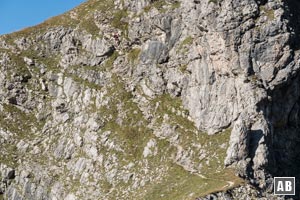 Die Kletterstelle im Zoom. Zwei Bergsteiger arbeiten sich gerade nach unten.