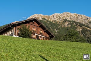 In zwei Kehren hinauf zum Alpen-Gasthof Gaisalpe (im Hintergrund der Entschenkopf)