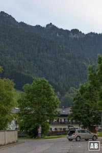 Vom Parkplatz in Ettal wandern wir entlang der Klostermauer in nordöstliche Richtung