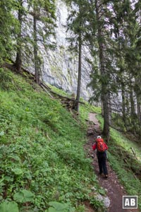 Auf dem Mandlweg dem einschüchternd steilen Gipfelaufbau des Ettaler Manndls entgegen