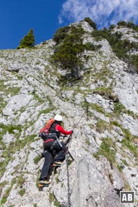 Zuerst einige Meter nach oben (A), dann nach links luftig einen steilen Abbruch queren (B)