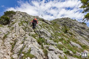 Nach der Traverse steil dem Gipfel entgegen (A/B)