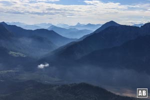 Blick vom Gipfel zum Estergebirge