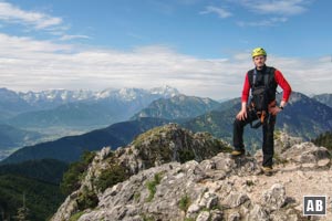 Am Gipfel des Ettaler Manndl - im Hintergrund die Zugspitze