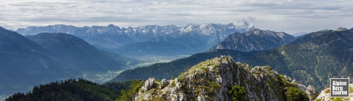 Das Wettersteingebirge hinter dem Ettaler Weibl