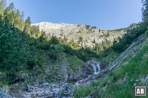 Am Ende des idyllischen Roggentals baut sich die Hochplatte auf