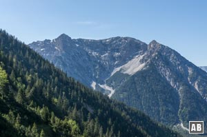 Die imposanten Geierköpfe dominieren im Süden den Horizont