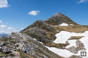 Über den unschwierigen Ostgrat wird der Gipfel der Hochplatte erreicht