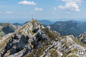 Der kreuzgeschmückte Ostgipfel der Hochplatte gesehen vom kreuzlosen Hauptgipfel