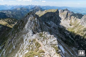 Blick auf den schmalen und teilweise sehr ausgesetzten Westgrat der Hochplatte über den wir zur Krähe gelangen