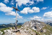 Gipfelkreuz der Krähe mit der Hochplatte im Hintergrund