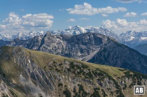 Blick von der Krähe auf die Geierköpfe und die Zugspitze