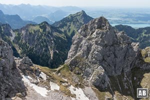 Blick von der Krähe auf den Gabelschrofensattel und den Gabelschrofen